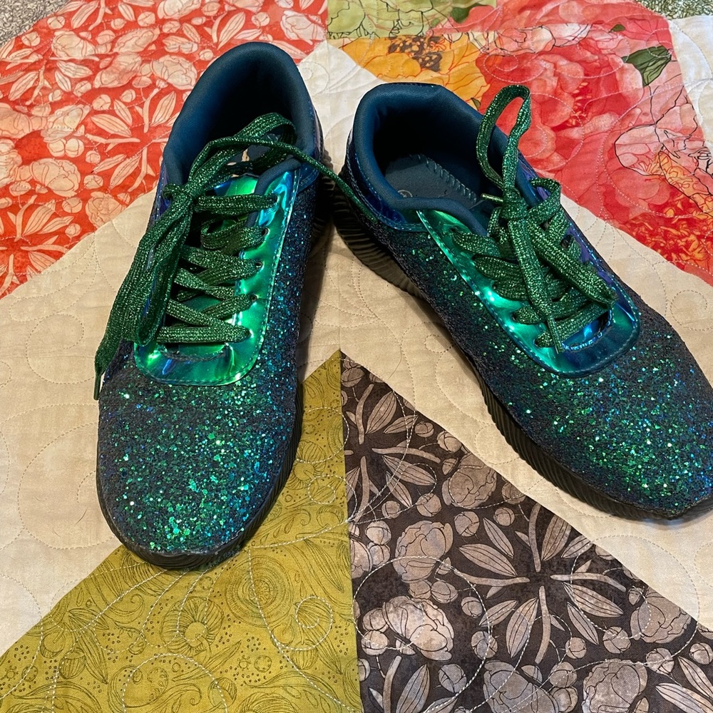 Womens sparkle tennis shoes.